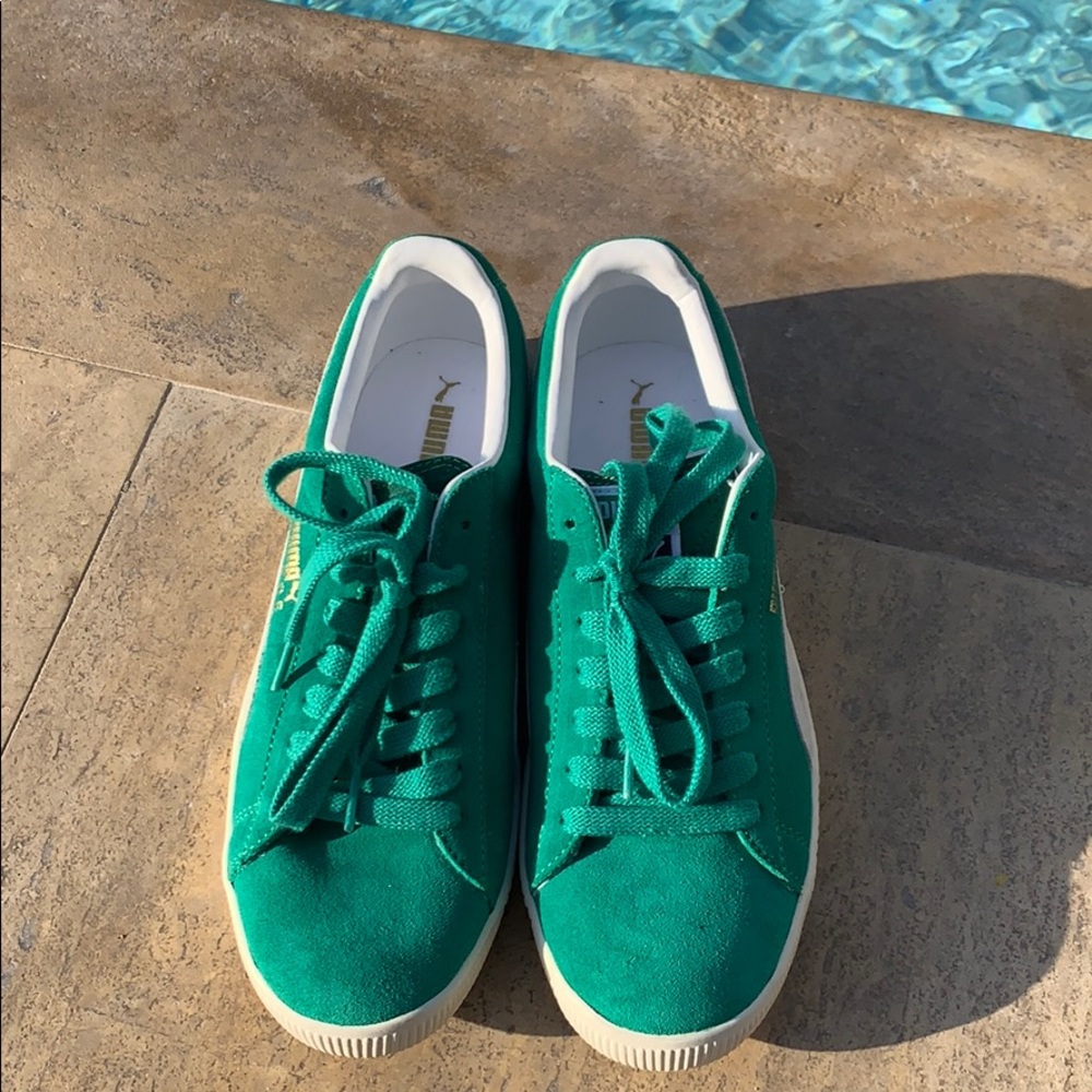 Brand new pepper green Clyde Puma sneakers (suede)
